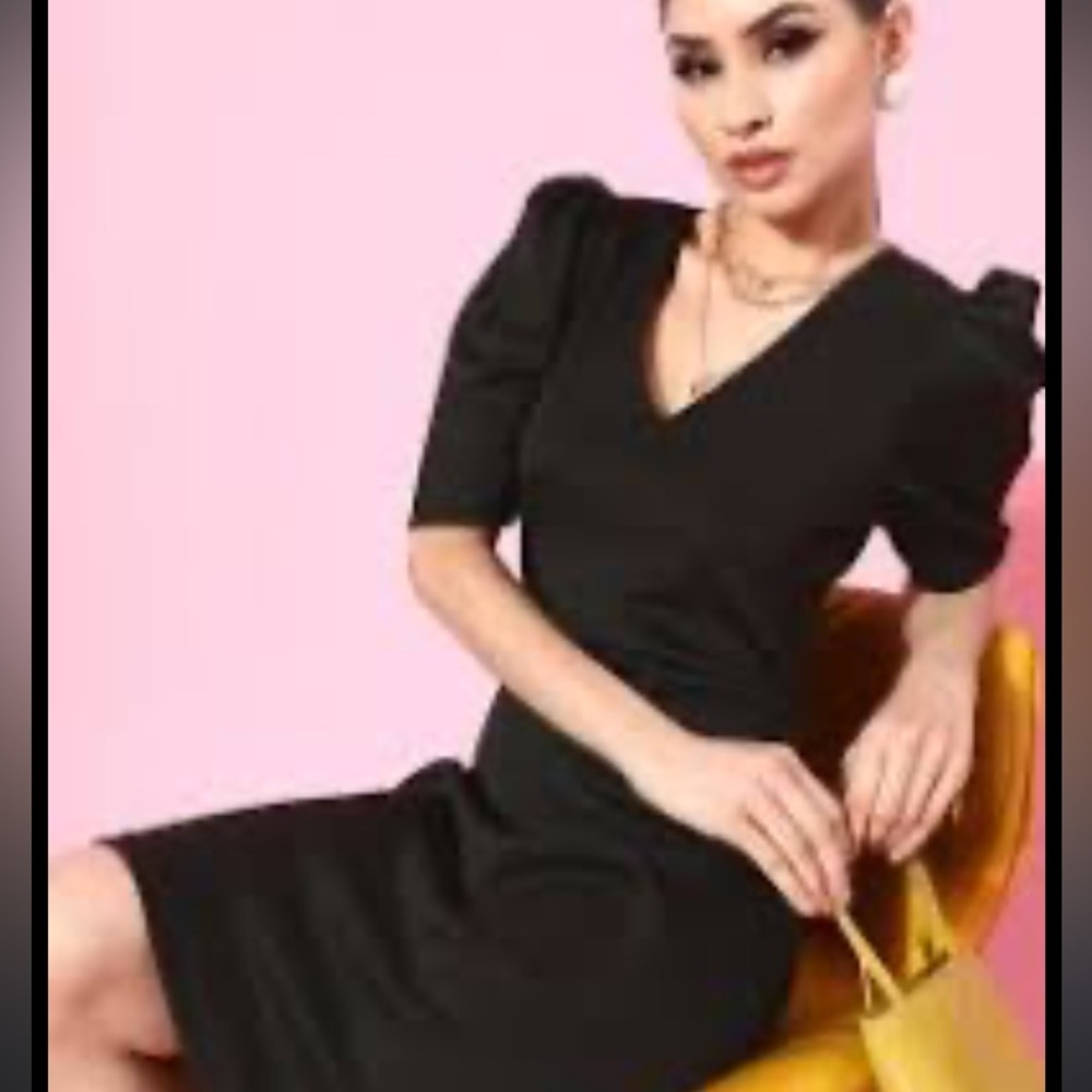 🎁NWT Lulu's Black Midi Dress #JD10984 -
X-Small